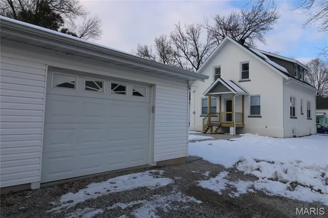 $294,900 | 1420 13th Street, Highland, IL 62249