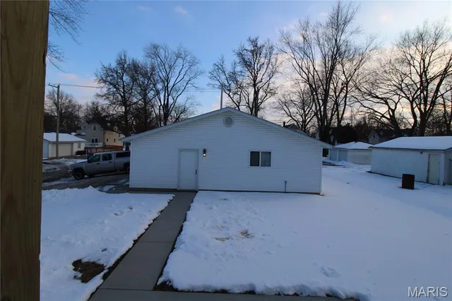 $294,900 | 1420 13th Street, Highland, IL 62249