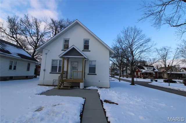 $294,900 | 1420 13th Street, Highland, IL 62249