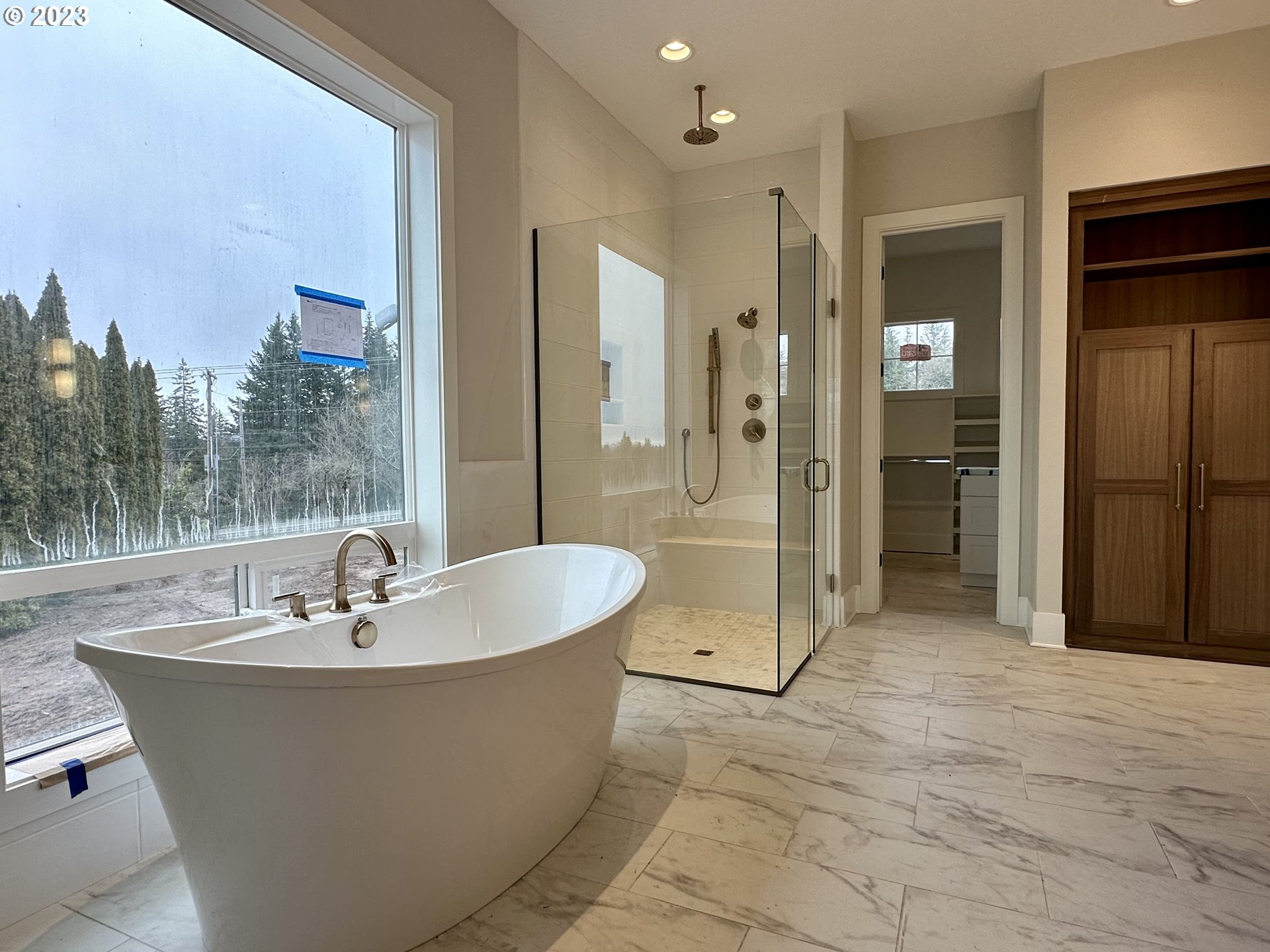 6925 Southeast Hogan Road Gresham, OR 97080 - Photo 5 of 11 Owner's Suite Bathroom