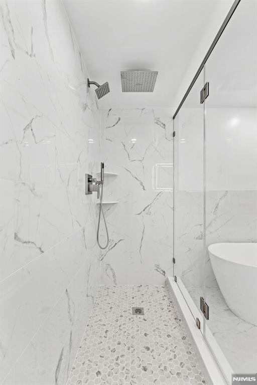 302 Smith Court Edgewater, NJ 07020 - Photo 21 of 34 a bathroom with a bathtub and a shower