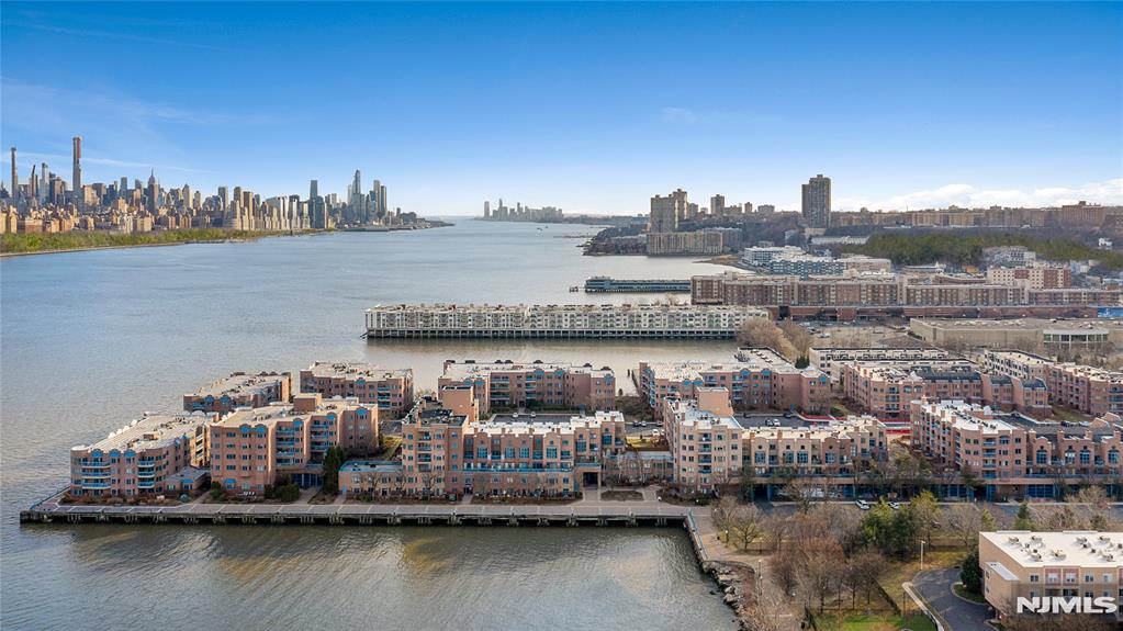 302 Smith Court Edgewater, NJ 07020 - Photo 27 of 34 a view of a lake