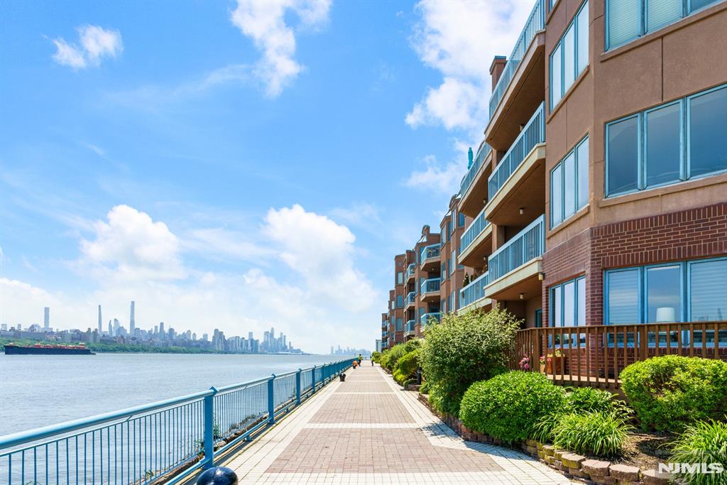 302 Smith Court Edgewater, NJ 07020 - Photo 28 of 34