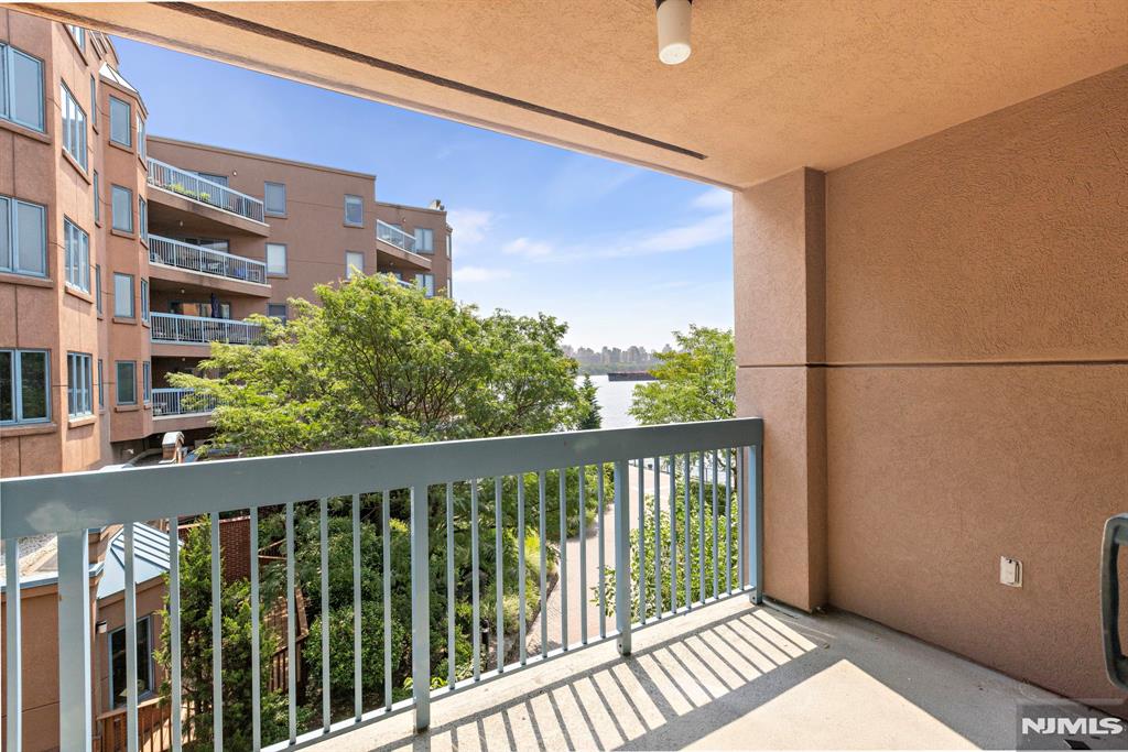 302 Smith Court Edgewater, NJ 07020 - Photo 6 of 34 a balcony with street view