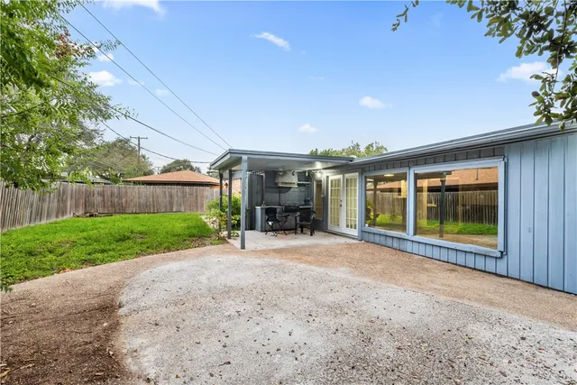 a view of a house with backyard and porch