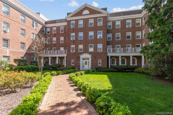 $618,000 | 90 Knightsbridge Road, Unit 4J, Great Neck, NY 11021