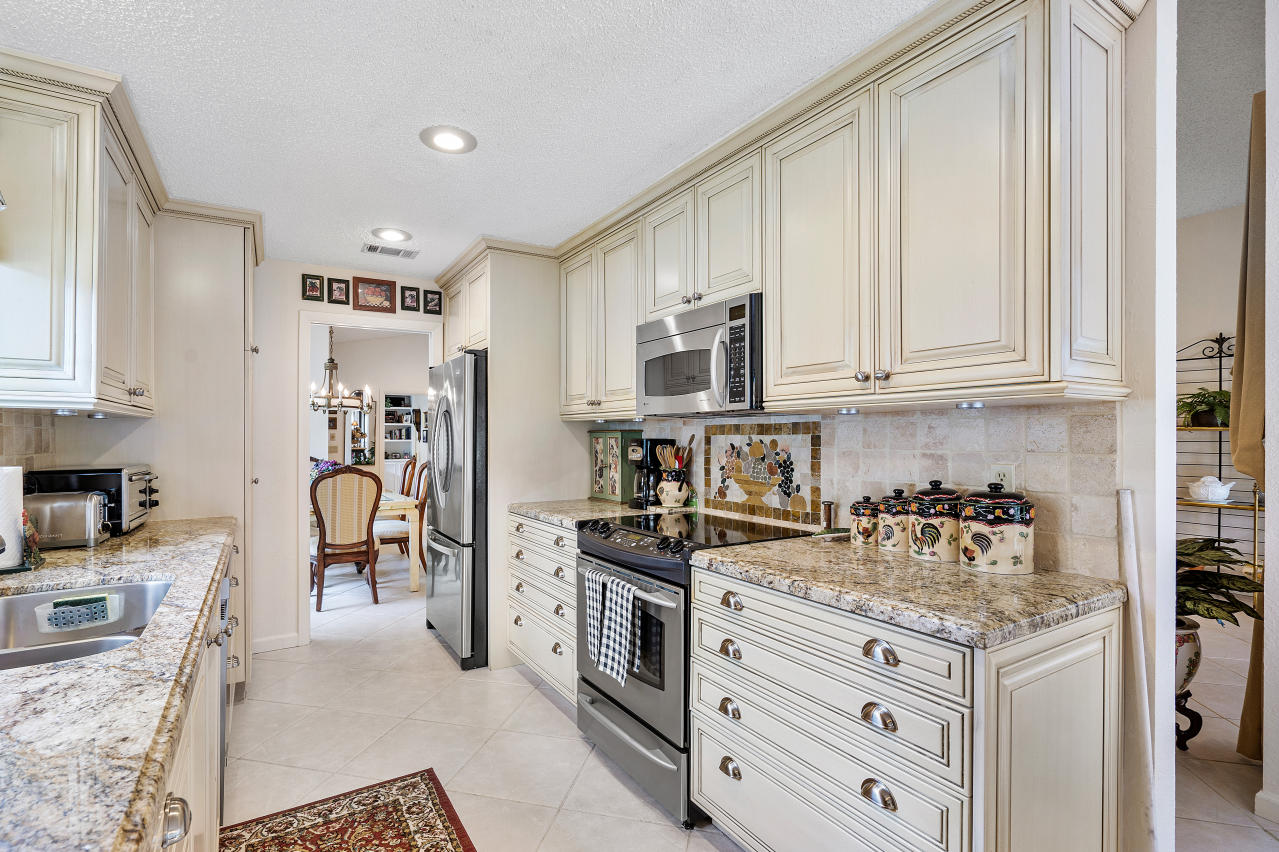 11150 Cloverleaf Circle Boca Raton, FL 33428 - Photo 12 of 36 013-11150CloverleafCircle-BocaRaton-FL-3