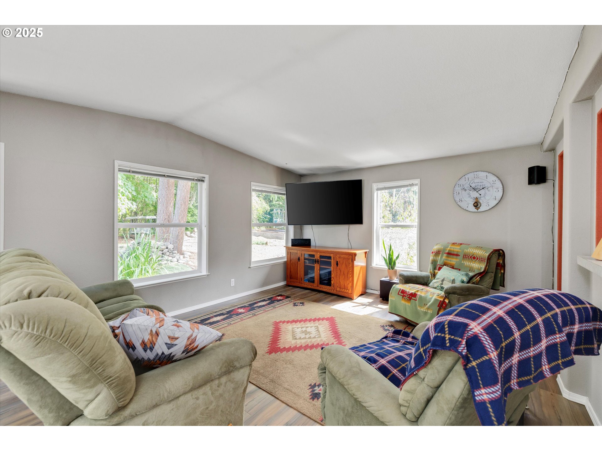 4700 Neal Creek Road Hood River, OR 97031 - Photo 11 of 41 Family Room