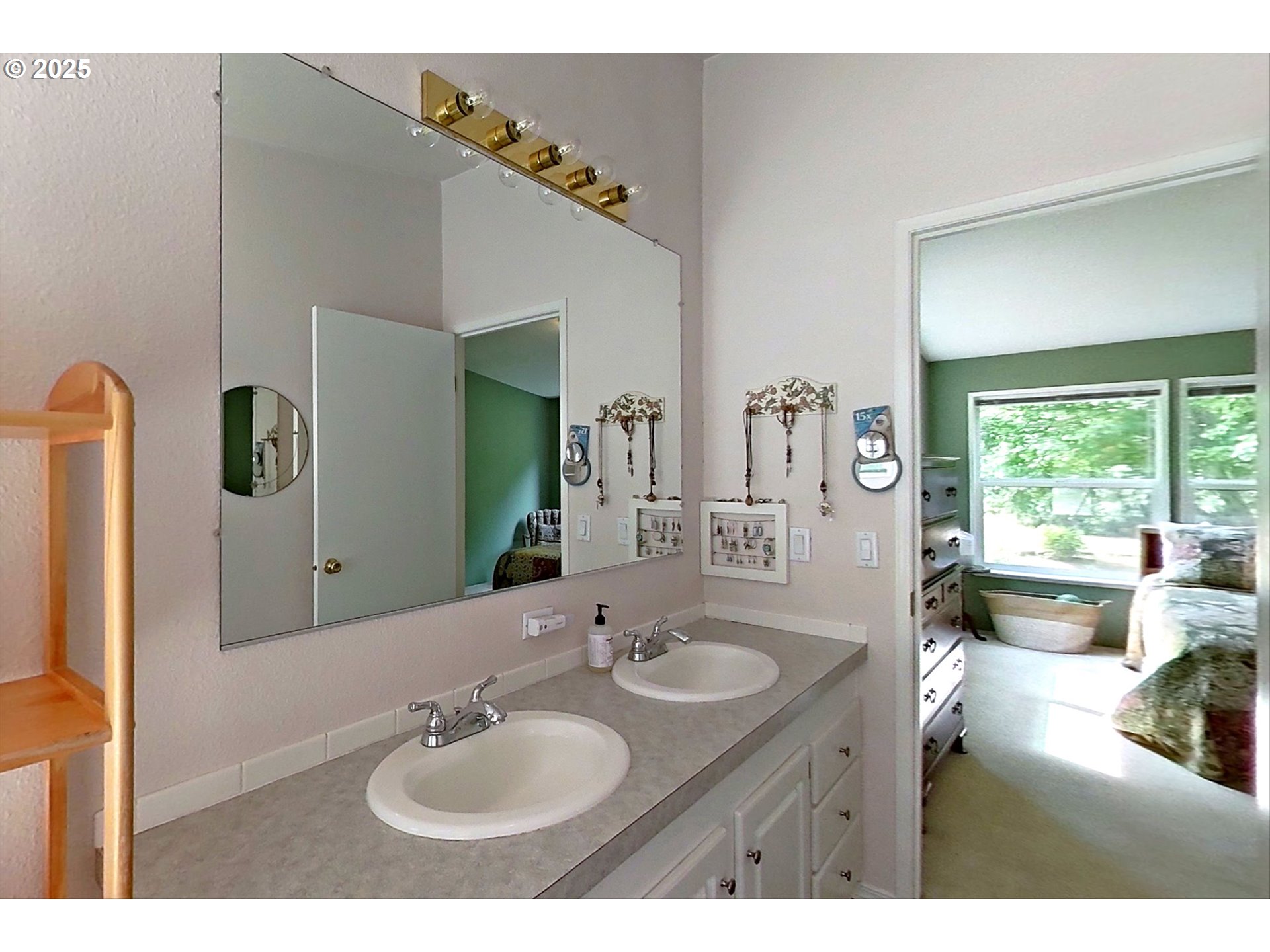 4700 Neal Creek Road Hood River, OR 97031 - Photo 16 of 41 Bedroom