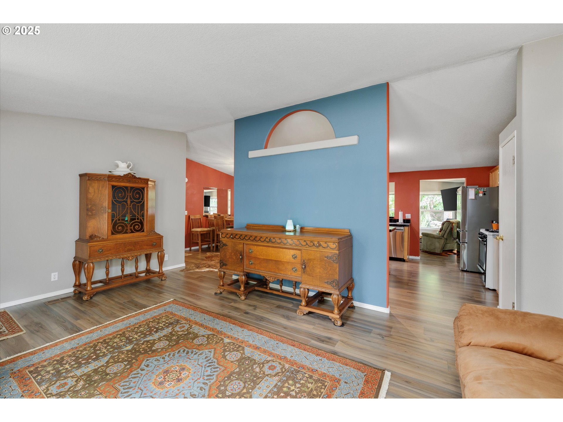 4700 Neal Creek Road Hood River, OR 97031 - Photo 6 of 41 Living Room