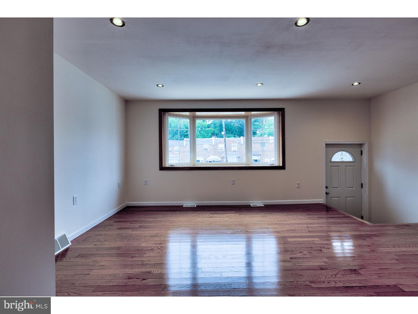 3633 Salina Road Philadelphia, PA 19154 - Photo 3 of 12 Living Room