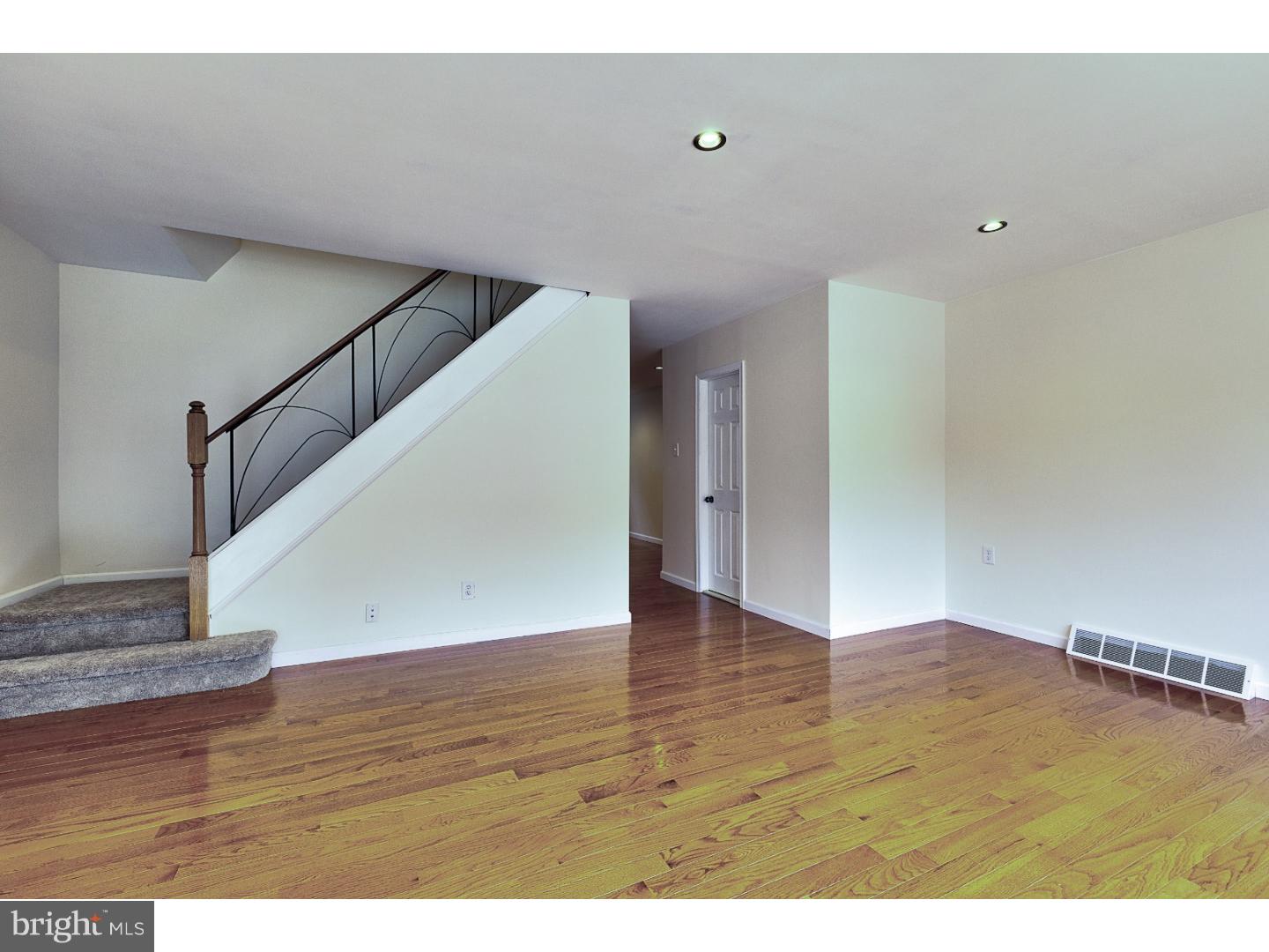 3633 Salina Road Philadelphia, PA 19154 - Photo 4 of 12 Living Room
