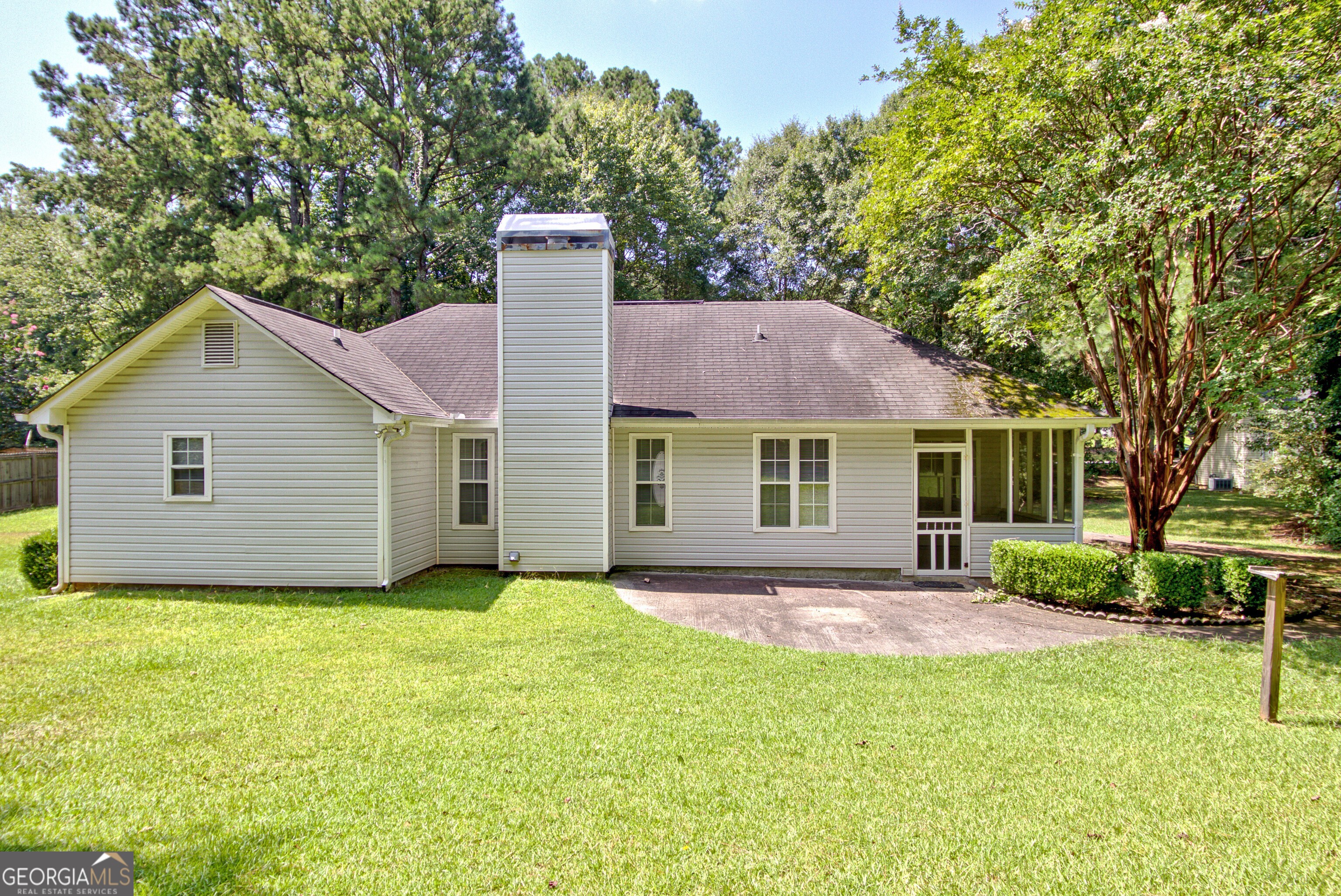 45 Paces Landing Drive Newnan, GA 30263 - Photo 29 of 31 a front view of house with yard and green space