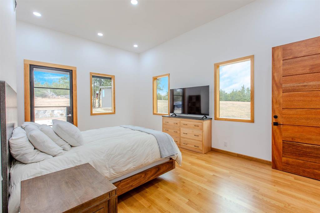 511 County Road 4264 Bonham, TX 75418 - Photo 25 of 40 a bedroom with a large bed and a window