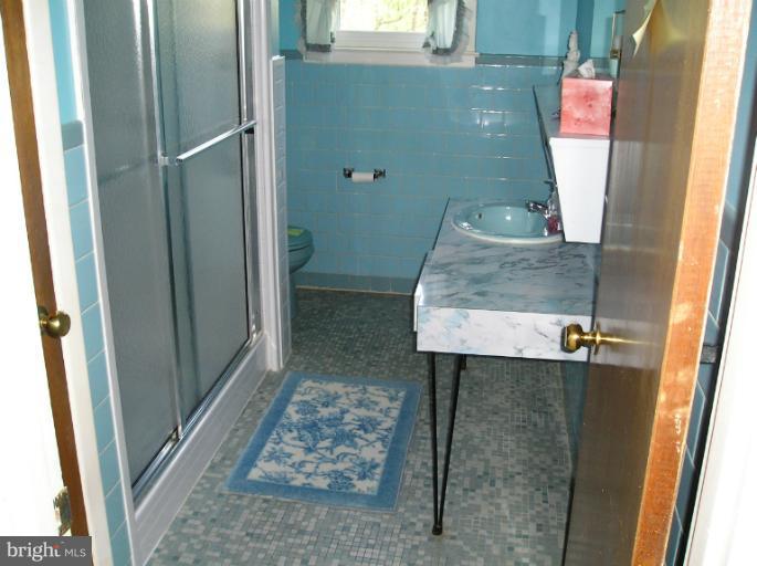 6813 Queens Ferry Road Baltimore, MD 21239 - Photo 9 of 19 a bathroom with a bathtub and sink
