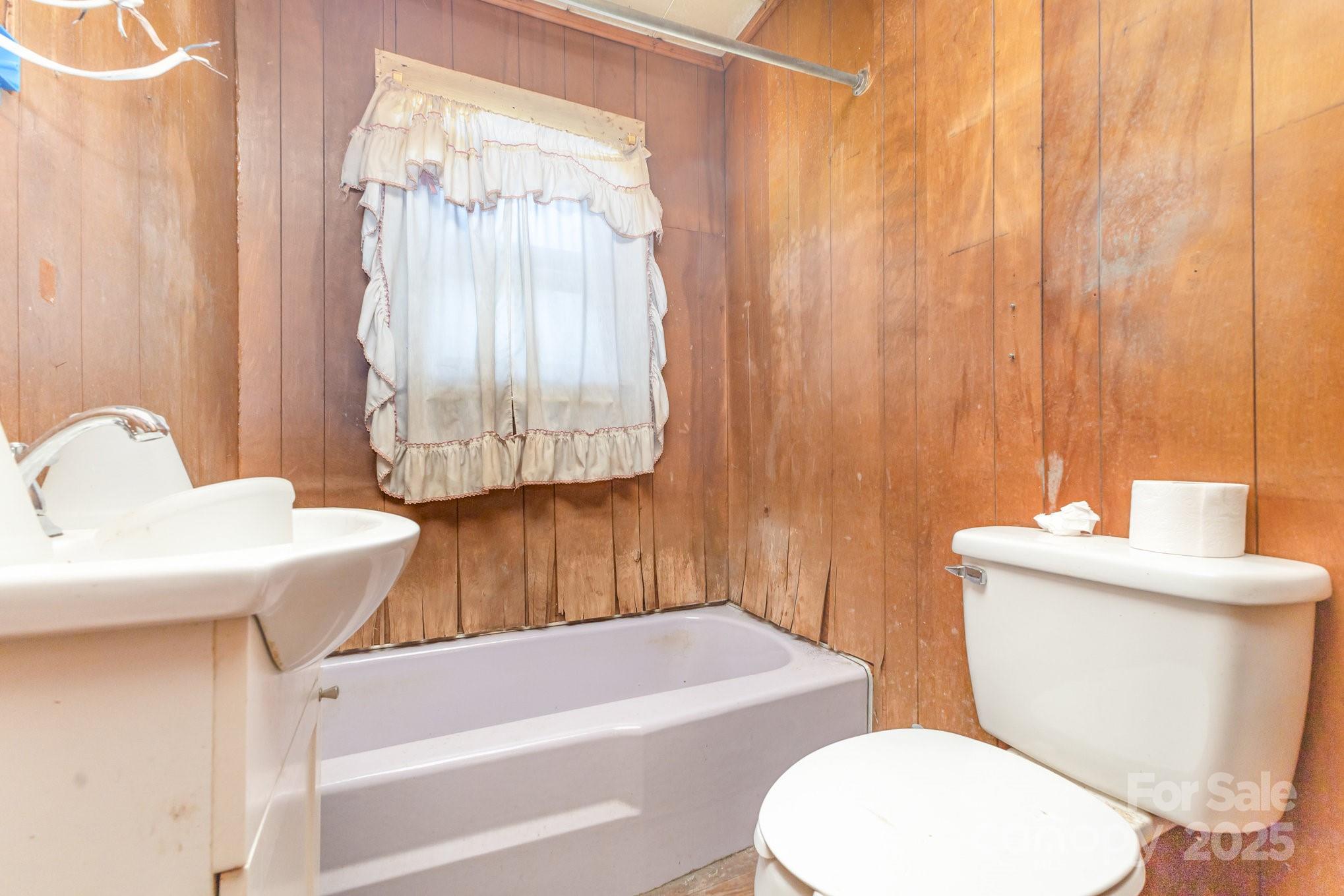 617 Hames Ridge Road Mooresboro, NC 28114 - Photo 8 of 20 a bathroom with a toilet a sink and bathtub