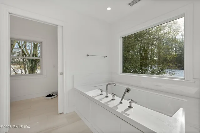 $7,495,000 | 530 Round Hill Road, Greenwich, CT 06831