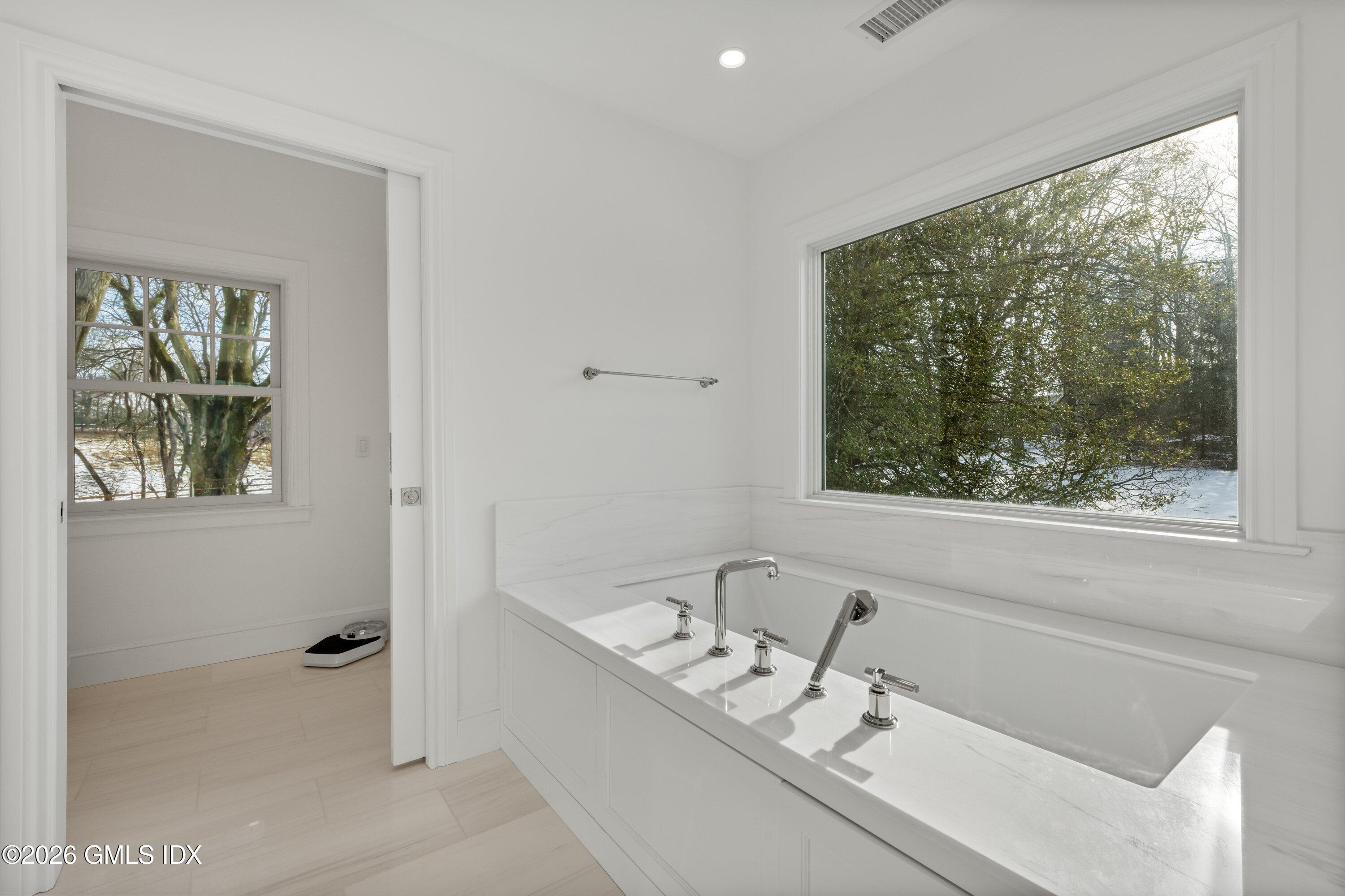 530 Round Hill Road Greenwich, CT 06831 - Photo 29 of 63 8.54 Primary Bathroom