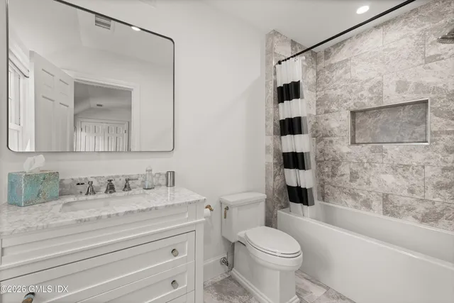 $7,495,000 | 530 Round Hill Road, Greenwich, CT 06831