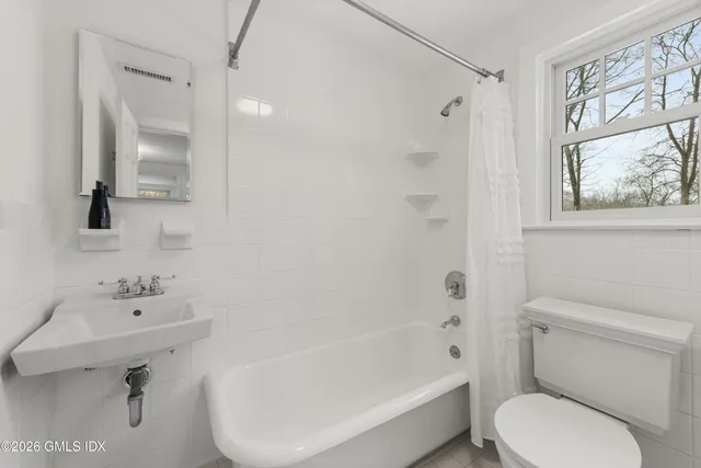 $7,495,000 | 530 Round Hill Road, Greenwich, CT 06831