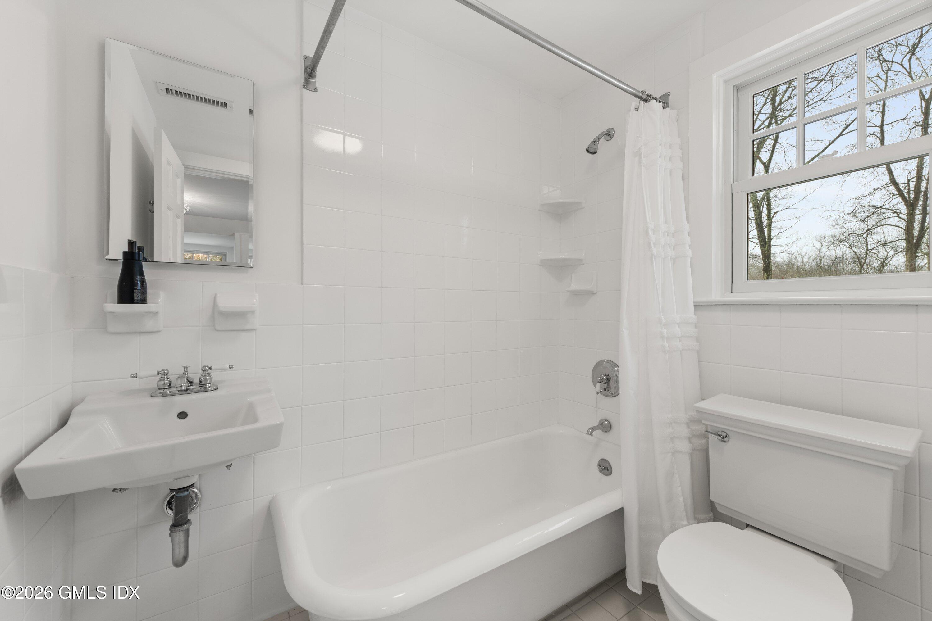 530 Round Hill Road Greenwich, CT 06831 - Photo 44 of 63 12.24 Bathroom