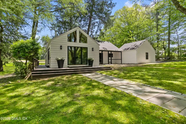 $7,495,000 | 530 Round Hill Road, Greenwich, CT 06831