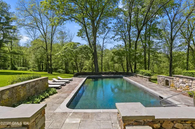 $7,495,000 | 530 Round Hill Road, Greenwich, CT 06831