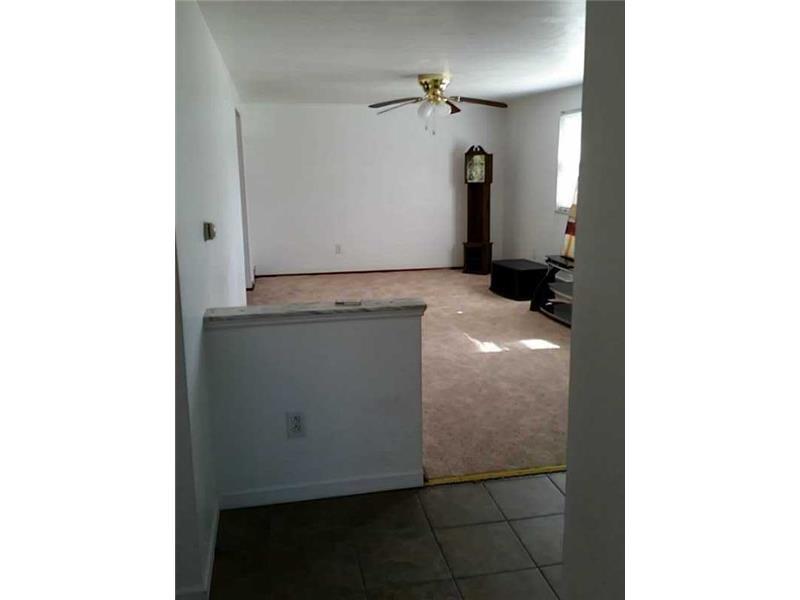 9 Highbury Road Cheswick, PA 15024 - Photo 5 of 19 Living Room.