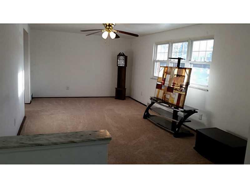 9 Highbury Road Cheswick, PA 15024 - Photo 6 of 19 Living Room.
