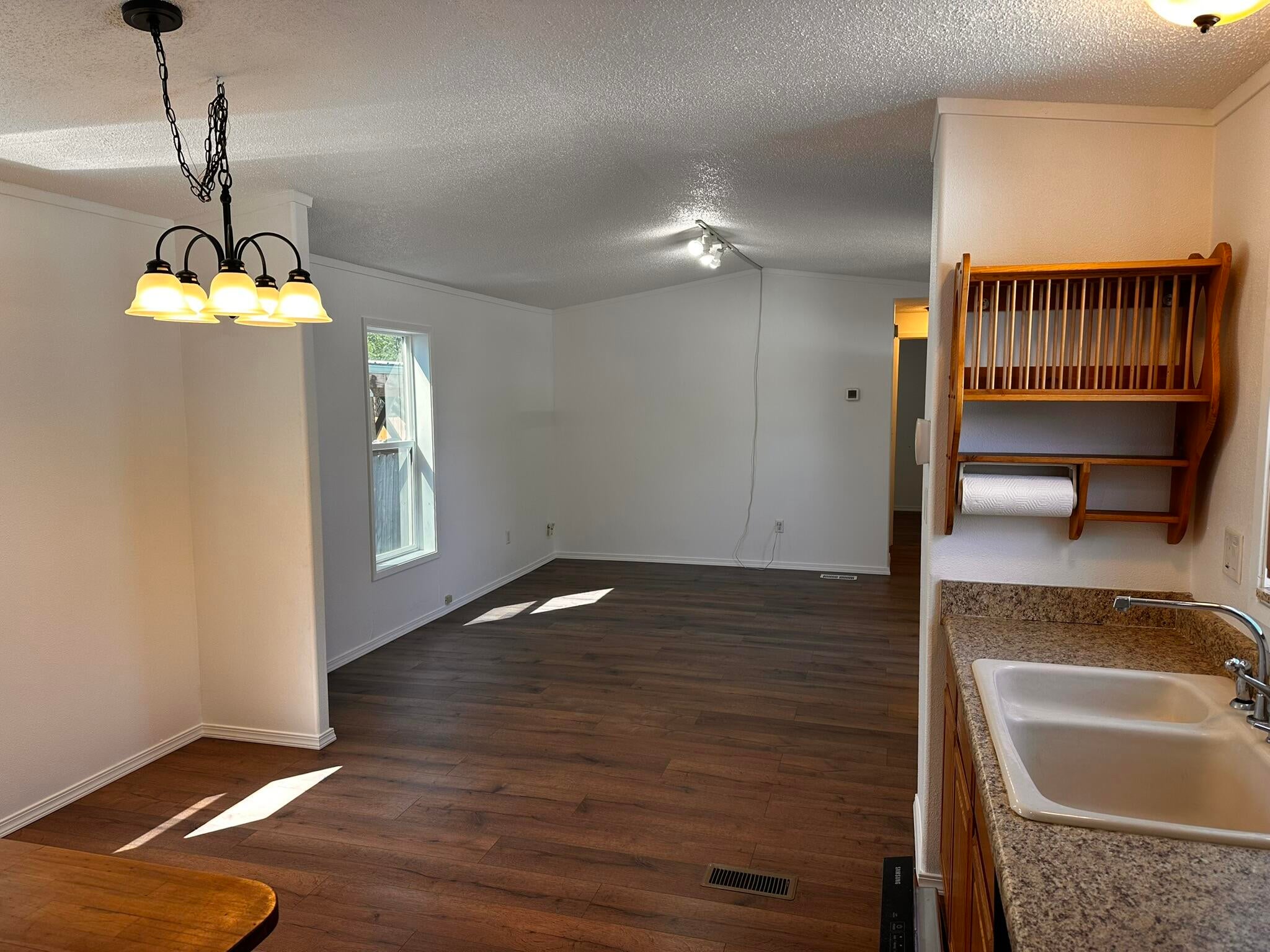 414 Stevens Road, Unit 32 Eagle Point, OR 97524 - Photo 5 of 19 IMG_2114