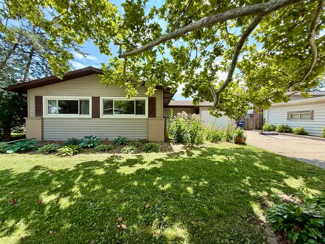 $400,000 | 241 Diamond Head Drive, Des Plaines, IL 60018