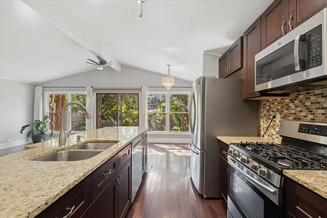 $400,000 | 241 Diamond Head Drive, Des Plaines, IL 60018