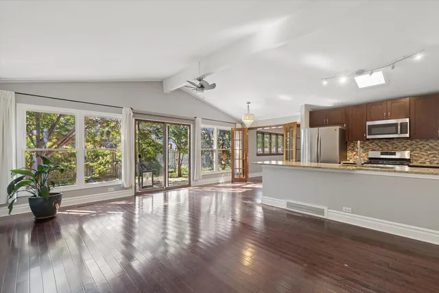 $400,000 | 241 Diamond Head Drive, Des Plaines, IL 60018