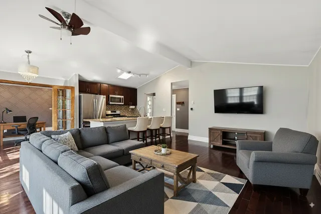 $400,000 | 241 Diamond Head Drive, Des Plaines, IL 60018