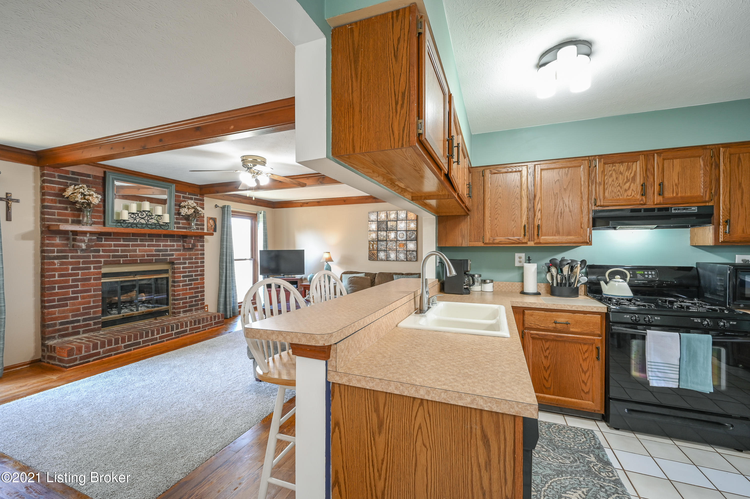 1222 Cedarbrook Road Goshen, KY 40026 - Photo 15 of 46 A breakfast bar area separates the kitchen and family room, allowing for a conversational atmosphere between the areas