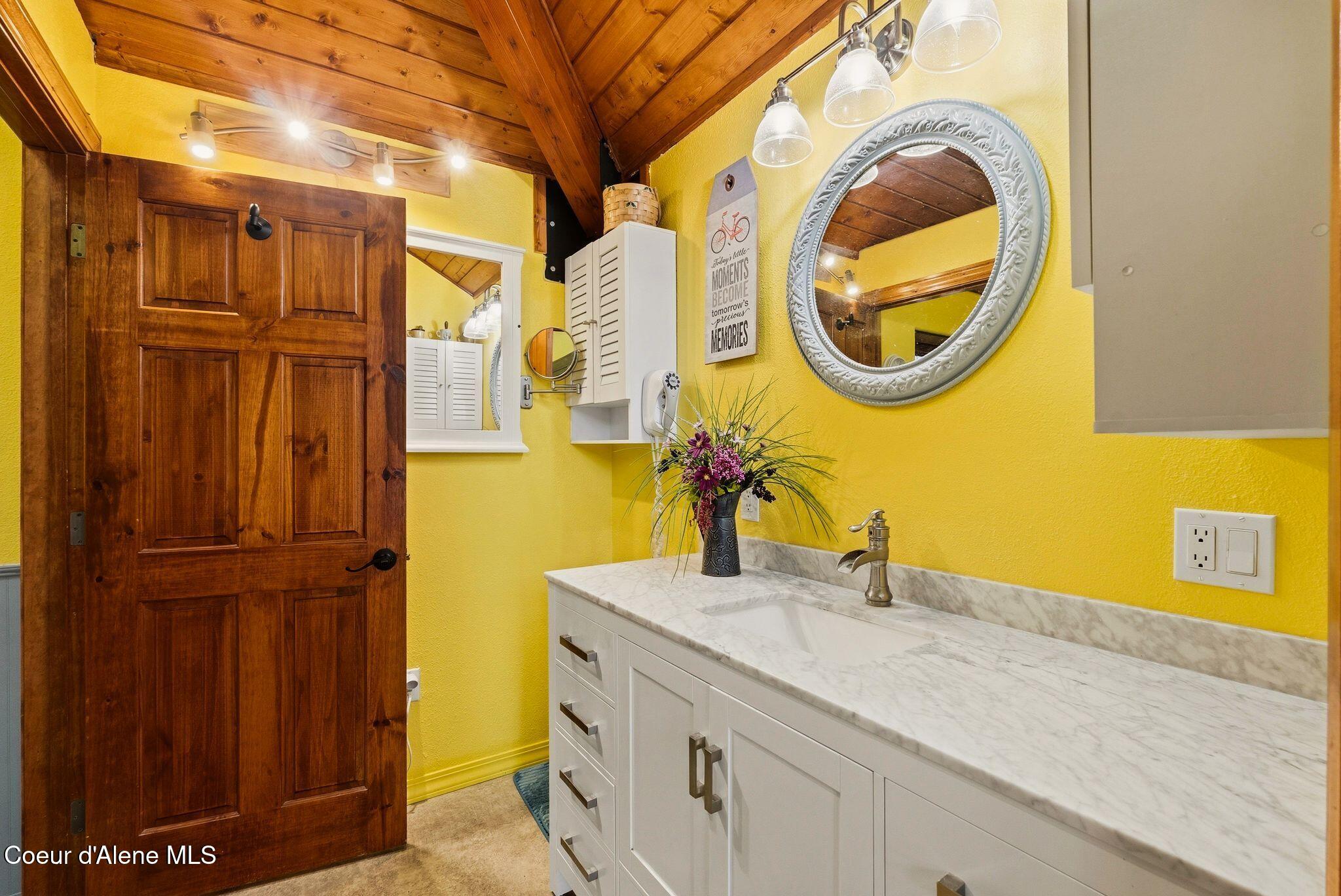 36 Gosling Point Priest River, ID 83856 - Photo 24 of 71 Primary ensuite bathroom