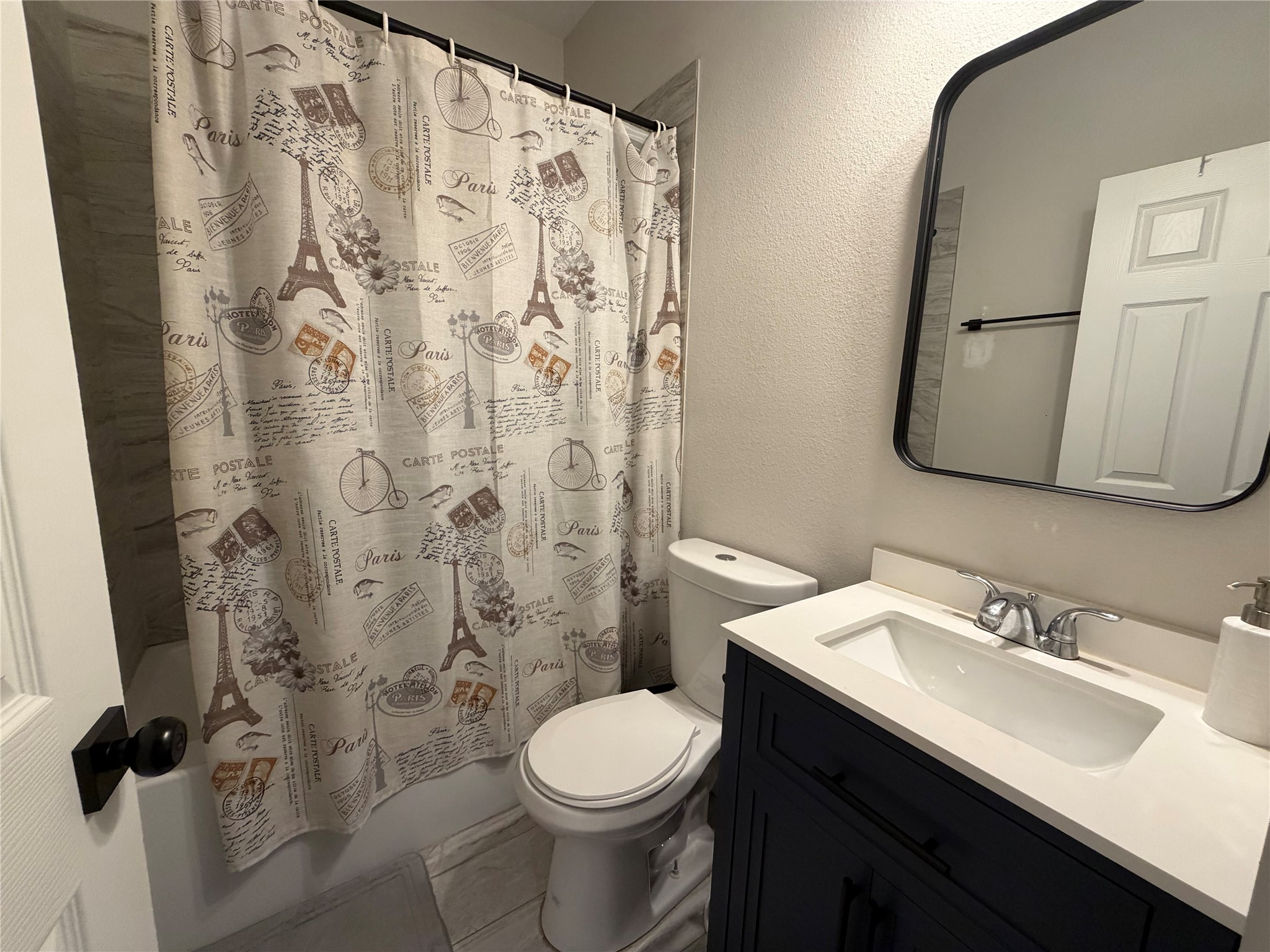 8049 Ritz Street, Unit B Houston, TX 77028 - Photo 17 of 19 Secondary full bathroom.