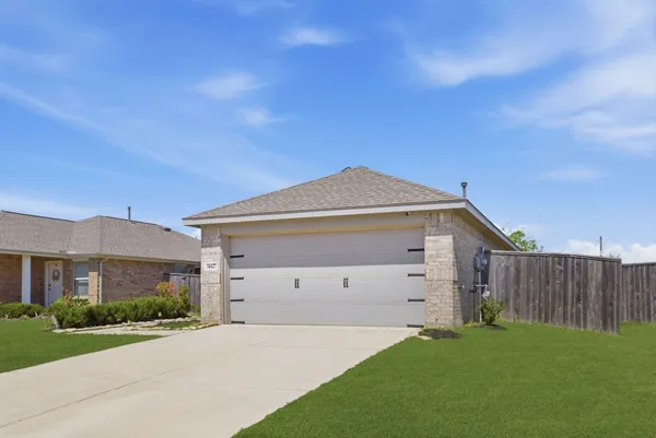 $2,300 | 14427 Woodcott Warren Way, Rosharon, TX 77583
