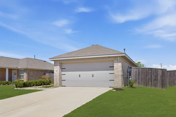 $2,300 | 14427 Woodcott Warren Way, Rosharon, TX 77583