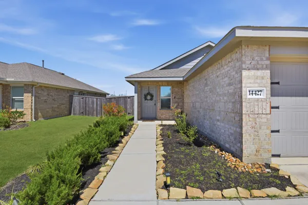 $2,300 | 14427 Woodcott Warren Way, Rosharon, TX 77583