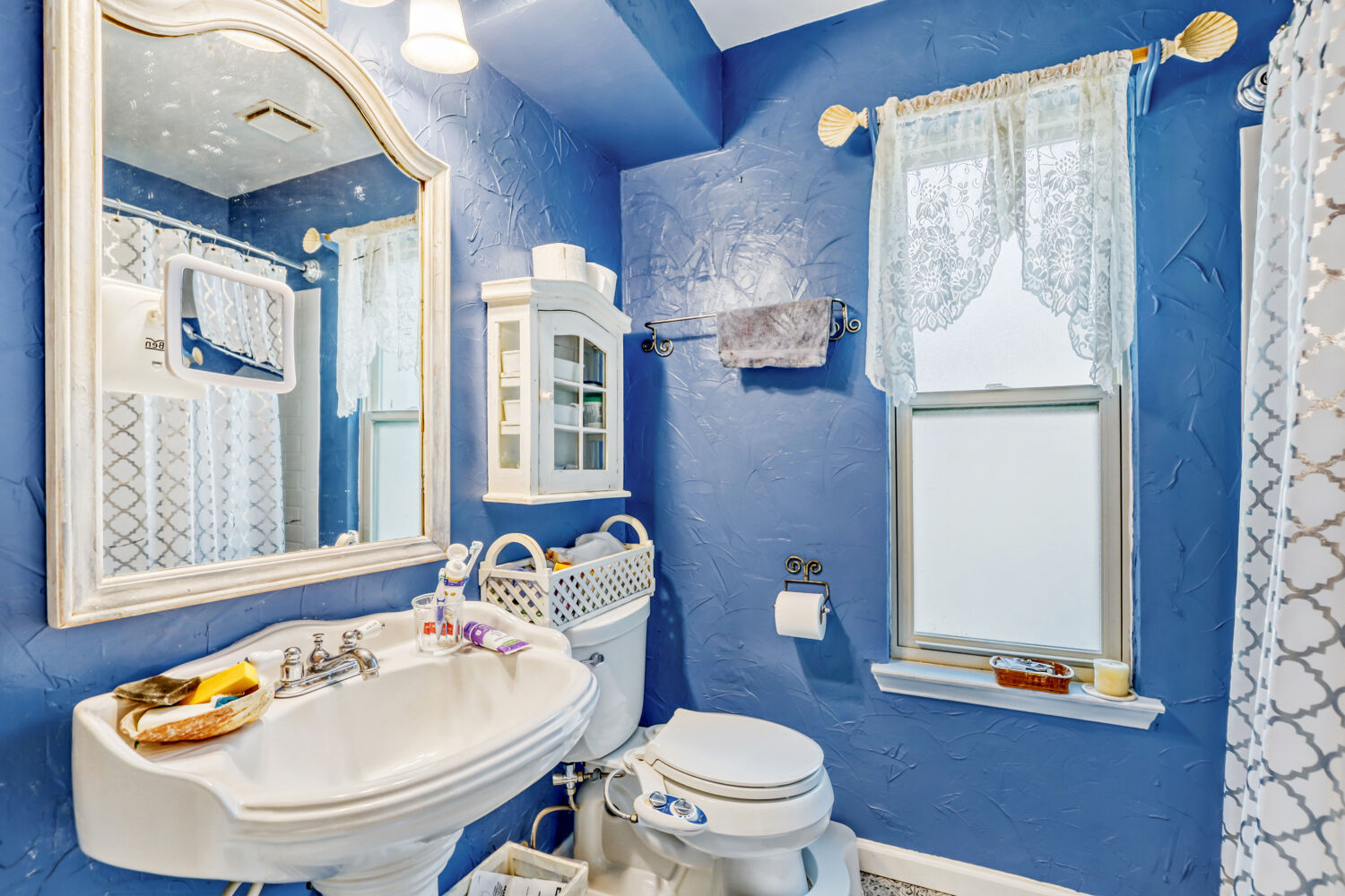 13129 New Boston Bend Austin, TX 78729 - Photo 15 of 26 Full bathroom with a textured wall and curtained shower