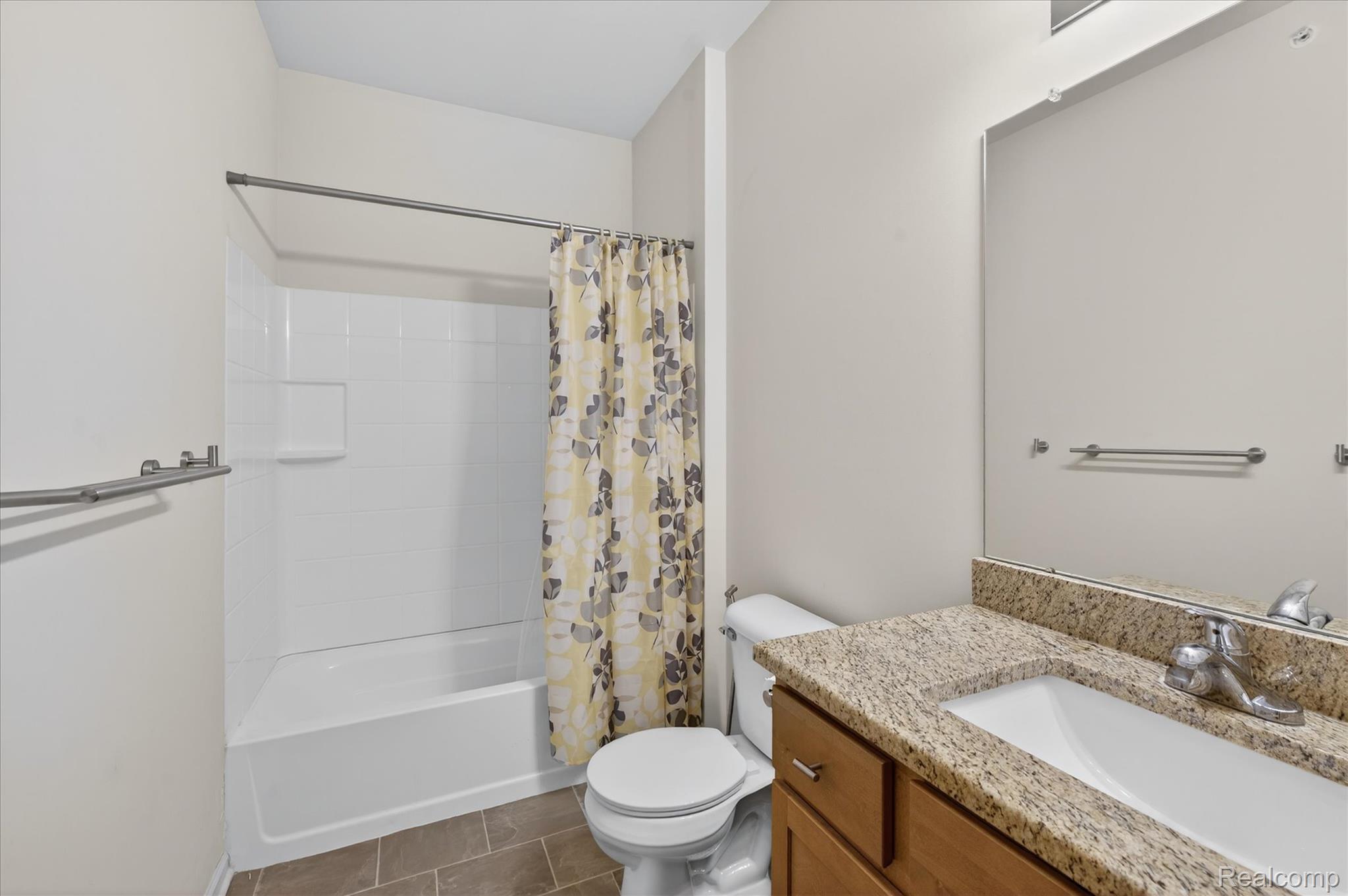 9812 Ridge Run, Unit 55 Howell, MI 48855 - Photo 20 of 23 Main bathroom