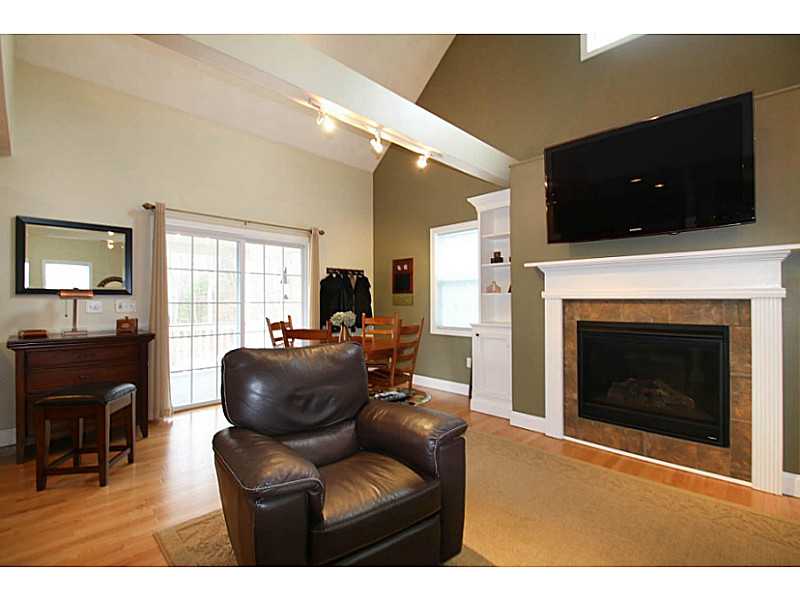18 Bayview Exeter, RI 02822 - Photo 6 of 24 Living Room.