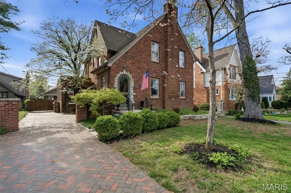 $599,900 | 121 Parkland Avenue, Glendale, MO 63122