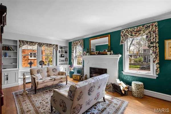 $599,900 | 121 Parkland Avenue, Glendale, MO 63122