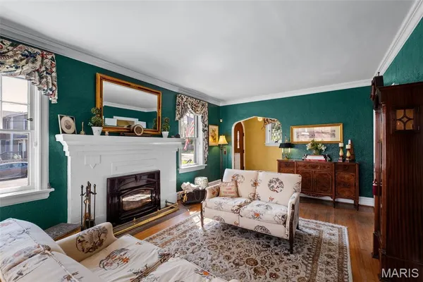 $599,900 | 121 Parkland Avenue, Glendale, MO 63122
