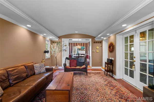 $599,900 | 121 Parkland Avenue, Glendale, MO 63122