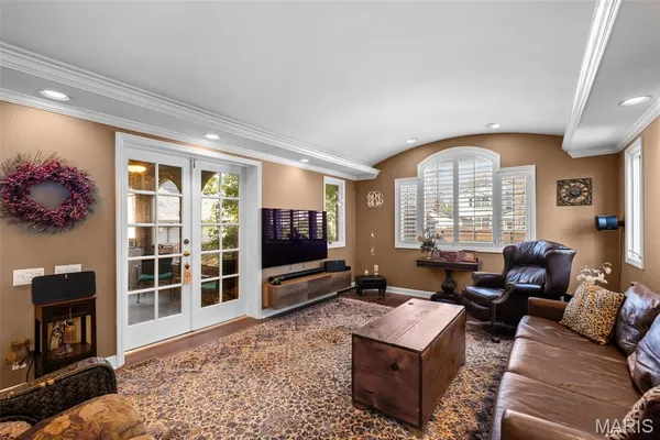 $599,900 | 121 Parkland Avenue, Glendale, MO 63122