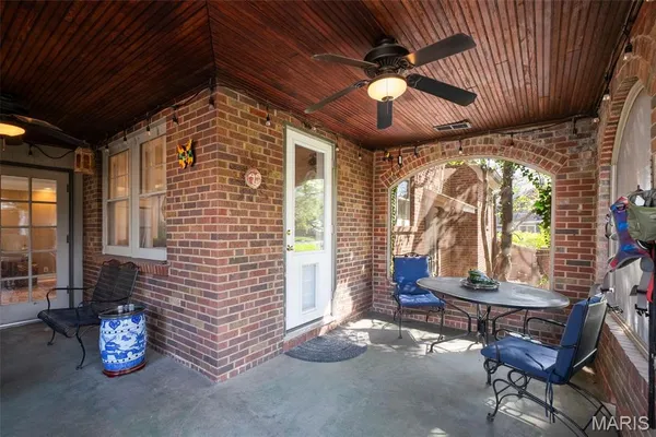 $599,900 | 121 Parkland Avenue, Glendale, MO 63122