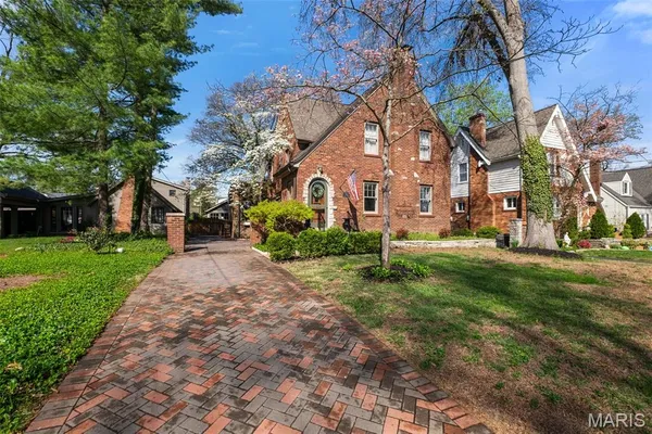 $599,900 | 121 Parkland Avenue, Glendale, MO 63122